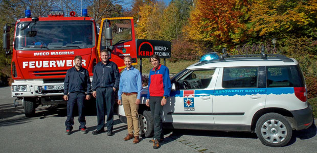 Doppelt engagiert: Julius Flemisch, Stellvertretender Abteilungsleiter Erodier- und Schleiftechnik Werkzeugbau bei KERN Microtechnik und Stellvertretender Bereitschaftsleiter Bergwacht Oberammergau, Anton Burkart, Maschinenbautechniker bei KERN Microtechnik und Hauptfeuerwehrmann der Freiwilligen Feuerwehr Unterammergau und Johannes Spicker, technischer Kundenbetreuer bei KERN Microtechnik und stellvertretender Kommandant der Freiwilligen Feuerwehr Unterammergau, mit Sebastian Wühr, Werkleiter KERN Microtechnik Auftragsfertigung, Murnau am Staffelsee.
- © KERN Microtechnik GmbH Doppelt engagiert: Julius Flemisch, Stellvertretender Abteilungsleiter Erodier- und Schleiftechnik Werkzeugbau bei KERN Microtechnik und Stellvertretender Bereitschaftsleiter Bergwacht Oberammergau, Anton Burkart, Maschinenbautechniker bei KERN Microtechnik und Hauptfeuerwehrmann der Freiwilligen Feuerwehr Unterammergau und Johannes Spicker, technischer Kundenbetreuer bei KERN Microtechnik und stellvertretender Kommandant der Freiwilligen Feuerwehr Unterammergau, mit Sebastian Wühr, Werkleiter KERN Microtechnik Auftragsfertigung, Murnau am Staffelsee.