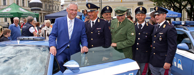 Innenminister Joachim Herrmann mit italienischen Polizisten beim Straßenfest der Bayerischen Polizei