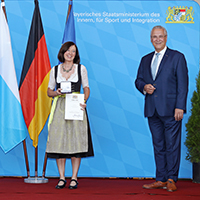 Innenminister Herrmann mit Ehrenmedaillenempfängerin Frau Monika Steinkohl