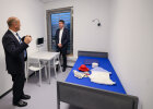 Staatssekretär Sandro Kirchner besichtigt ein Zimmer in der Transit- und Abschiebehafteinrichtung