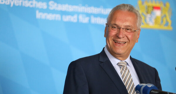 Innenminister Joachim Herrmann lächelnd