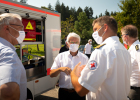 Innenminister Joachim Herrmann im Gespräch mit dem BRK.