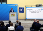 Bayerns Innen- und Sportstaatssekretär Gerhard Eck ehrt 37 erfolgreiche Sportlerinnen und Sportler der Bayerischen Polizei für ausgezeichnete Leistungen.