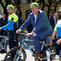 Innenminister Joachim Herrmann hat die neue hochfunktionale Sonderbekleidung der Fahrrad-Streifen vorgestellt.