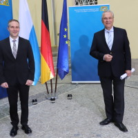 22. März 2021: Innenminister Joachim Herrmann zieht Asyl-Bilanz für 2020: „Sowohl die Herausforderungen der Corona-Pandemie bei der Rückführung wie auch bei der Betreuung und Unterbringung meistern wir erfolgreich. Wir werden die bayerische Politik der Humanität und Ordnung konsequent fortführen“, betonte Herrmann. 22. März 2021: Innenminister Joachim Herrmann zieht Asyl-Bilanz für 2020: „Sowohl die Herausforderungen der Corona-Pandemie bei der Rückführung wie auch bei der Betreuung und Unterbringung meistern wir erfolgreich. Wir werden die bayerische Politik der Humanität und Ordnung konsequent fortführen“, betonte Herrmann.