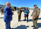 22. April 2020: Bayerns Innenminister Joachim Herrmann lobt bei einem Ortstermin auf dem Gelände der Universität der Bundeswehr in Neubiberg die dort angelaufene Herstellung von Desinfektionsmitteln. "Die Bundeswehr leistet hervorragende Arbeit und ist für uns ein wichtiger Partner zur Eindämmung des Coronavirus", betonte Herrmann im Beisein von Generalleutnant Martin Schelleis, dem Nationalen Territorialen Befehlshaber und Inspekteur der Streitkräftebasis. Laut Herrmann ist das Engagement der Bundeswehr beeindruckend, den Freistaat bei der Versorgung mit Desinfektionsmitteln zu unterstützen. "Bis zu 6.000 Liter können hier pro Stunde hergestellt werden", verdeutlichte der Minister. "Damit können wir beispielsweise öffentliche Großflächen in Behörden und Gesundheitseinrichtungen desinfizieren." Ein großes Dankeschön richtete Herrmann auch an das Technische Hilfswerk (THW), das die Verteilung übernimmt: "Das THW leistet schon seit Wochen eine ausgezeichnete logistische Hilfe bei der Verteilung der Corona-Schutzausrüstung!"
Bayerisches Innenministerium22. April 2020: Bayerns Innenminister Joachim Herrmann lobt bei einem Ortstermin auf dem Gelände der Universität der Bundeswehr in Neubiberg die dort angelaufene Herstellung von Desinfektionsmitteln. "Die Bundeswehr leistet hervorragende Arbeit und ist für uns ein wichtiger Partner zur Eindämmung des Coronavirus", betonte Herrmann im Beisein von Generalleutnant Martin Schelleis, dem Nationalen Territorialen Befehlshaber und Inspekteur der Streitkräftebasis. Laut Herrmann ist das Engagement der Bundeswehr beeindruckend, den Freistaat bei der Versorgung mit Desinfektionsmitteln zu unterstützen. "Bis zu 6.000 Liter können hier pro Stunde hergestellt werden", verdeutlichte der Minister. "Damit können wir beispielsweise öffentliche Großflächen in Behörden und Gesundheitseinrichtungen desinfizieren." Ein großes Dankeschön richtete Herrmann auch an das Technische Hilfswerk (THW), das die Verteilung übernimmt: "Das THW leistet schon seit Wochen eine ausgezeichnete logistische Hilfe bei der Verteilung der Corona-Schutzausrüstung!"
Bayerisches Innenministerium