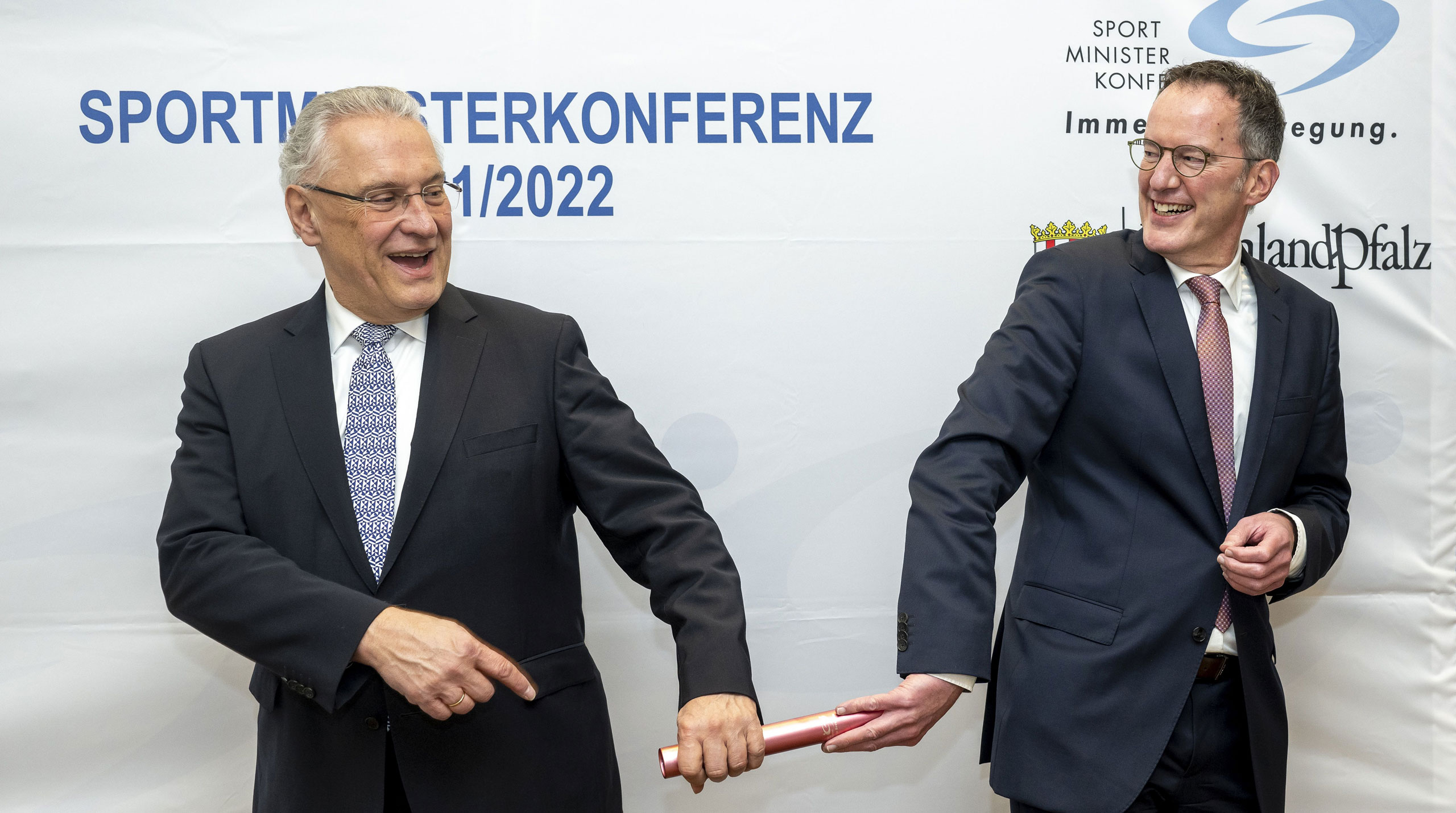 Staffelübergabe: Bayerns Sportminister Joachim Herrmann und der rheinland-pfälzische Sportminister Michael Ebling 
