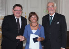 Ordensaushändigung am 4. September 2013 - Verdienstkreuz am Bande: Staatssekretär Gerhard Eck, Barbara Clobes, Regierungspräsident Dr. Paul Beinhofer