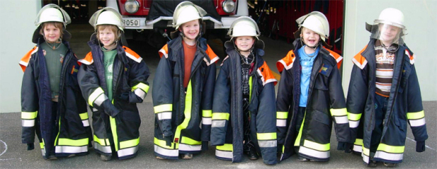 Ich engagiere mich ehrenamtlich, weil es kein schöneres Gefühl gibt, als geholfen zu haben. Kinder in (zu großen) Feuerwehruniformen