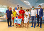 Sportminister Joachim Herrmann mit Vertretern der Wasserwacht, DLRG und des Bayerischen Schwimmverbandes und Kindern mit großem Gutschein