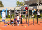 Kinder beim Spielen auf Klettergerüst