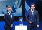 Die FC-Bayern Spieler Joshua Kimmich und Leon Goretzka erhielten heute für die Initiative 'We Kick Corona' den bayerischen Sportpreis in der BMW Welt in München. Der persönliche Preis des Bayerischen Ministerpräsidenten Markus Söder ging an den FC Bayern München. Er wurde von Manuel Neuer und Herbert Hainer entgegengenommen. Weitere Sportpreise gingen an Triathletin Anne Haug, Para-Schwimmer Josia Topf, Ruderer Oliver Zeidler, Skispringerin Katharina Althaus und die Snowboarderinnen Ramona Hofmeister, Selina Jörg und Carolin Langenhorst sowie Fußball-Legende Bastian Schweinsteiger und das Sportmagazin 'Kicker'. Den persönlichen Preis des Bayerischen Ministerpräsidenten Dr. Markus Söder überreichte in Vertretung des Ministerpräsidenten Bayerns Innen- und Sportminister Joachim Herrmann. Die Preisverleihung fand in diesem Jahr Corona-bedingt ohne Publikum statt. Jimmy Hartwig, Britta Steffen, Miriam Neureuther und Günter Grünwald traten als prominente Laudatoren auf.