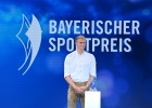 Die FC-Bayern Spieler Joshua Kimmich und Leon Goretzka erhielten heute für die Initiative 'We Kick Corona' den bayerischen Sportpreis in der BMW Welt in München. Der persönliche Preis des Bayerischen Ministerpräsidenten Markus Söder ging an den FC Bayern München. Er wurde von Manuel Neuer und Herbert Hainer entgegengenommen. Weitere Sportpreise gingen an Triathletin Anne Haug, Para-Schwimmer Josia Topf, Ruderer Oliver Zeidler, Skispringerin Katharina Althaus und die Snowboarderinnen Ramona Hofmeister, Selina Jörg und Carolin Langenhorst sowie Fußball-Legende Bastian Schweinsteiger und das Sportmagazin 'Kicker'. Den persönlichen Preis des Bayerischen Ministerpräsidenten Dr. Markus Söder überreichte in Vertretung des Ministerpräsidenten Bayerns Innen- und Sportminister Joachim Herrmann. Die Preisverleihung fand in diesem Jahr Corona-bedingt ohne Publikum statt. Jimmy Hartwig, Britta Steffen, Miriam Neureuther und Günter Grünwald traten als prominente Laudatoren auf.