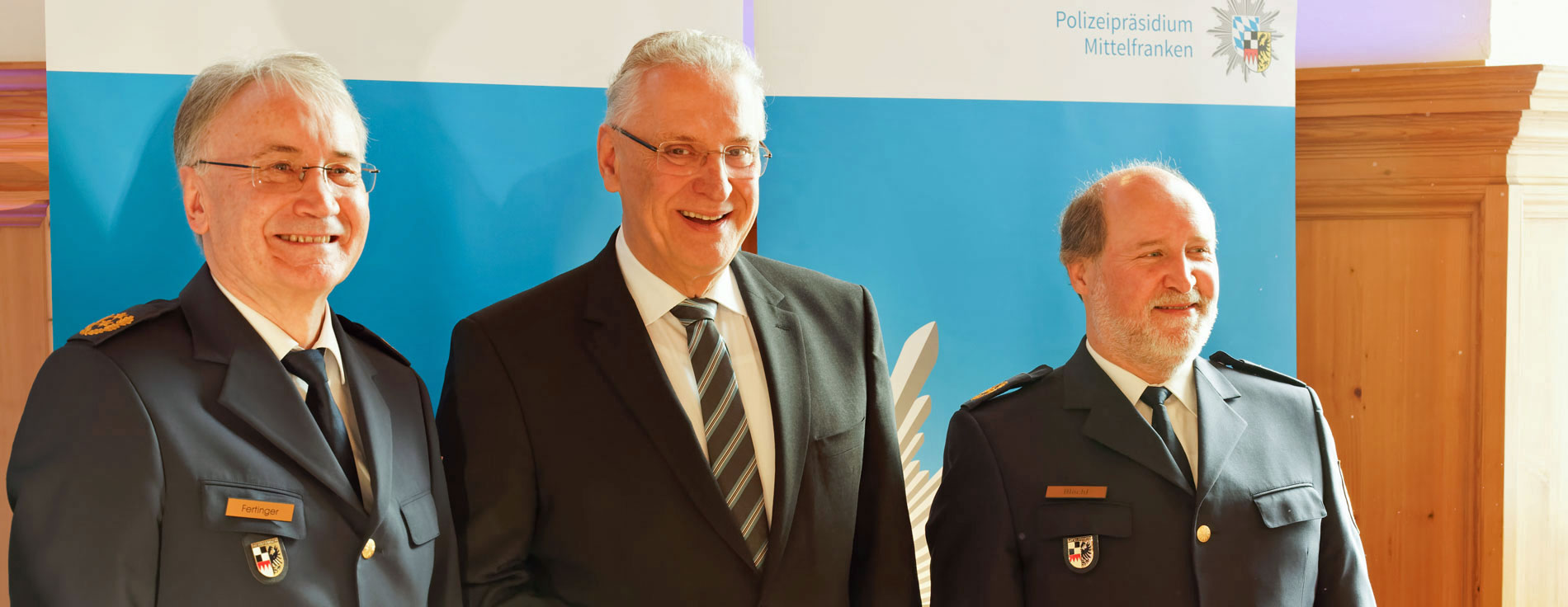 Führungswechsel bei der mittelfränkischen Polizei: Innenminister Joachim Herrmann mit Roman Fertinger (links) und Adolf Blöchl (rechts)