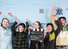 Gruppenfoto der Protagonisten mit Filmklappe