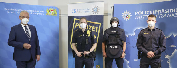 Innenminister Herrmann neben Polizisten