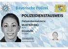 26. März 2021: Hochmodern und besonders fälschungssicher: Innenminister Joachim Herrmann präsentiert die neuen Dienstausweise der Bayerischen Polizei. „Die neuen Dienstausweise der Bayerischen Polizei sind ein High-Tech Spitzenprodukt aus Bayern für Bayern“, erklärte Herrmann. „Qualität, Sicherheit und Haltbarkeit zeichnen ihn aus.“