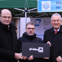 Bayerns Innenminister Joachim Herrmann bei der Schlüsselübergabe des neuen Unterkunftgebäudes am Studienort Kastl