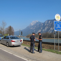 Zwei bayerische Polizeibeamte kontrollieren ein Fahrzeug an der deutsch-österreichischen Grenze.