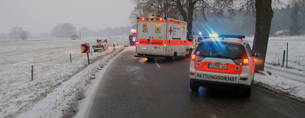 Rettungsdiensteinsatz nach einem Verkehrsunfall Rettungsdiensteinsatz nach einem Verkehrsunfall bei Schnee