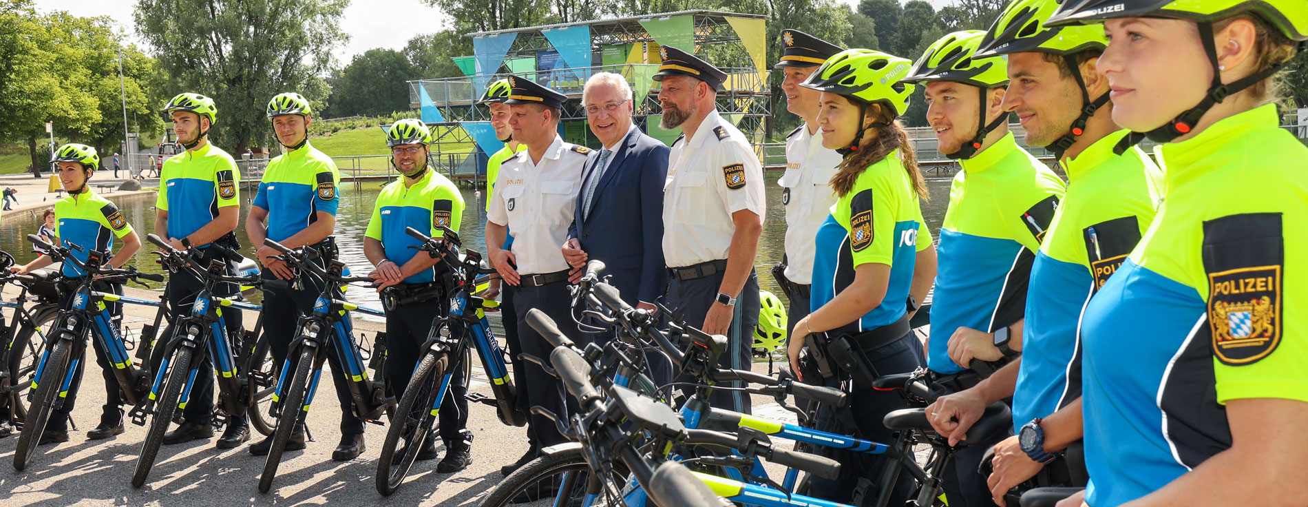 Innenminister Joachim Herrmann mit Radl-Polizistinnen und -Polizisten