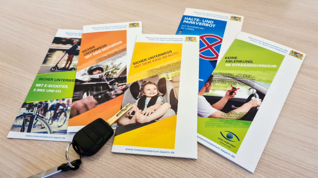 210401 Broschüren Flyer Stapel