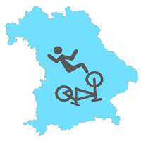 Eine Bayernkarte mit blauem Hintergrund. Auf der Bayernkarte ist ein Piktogramm einer liegenden Person und eines umgedreht liegenden Fahrrads zu sehen ©Bayerisches Staatsministerium für Wohnen, Bau und Verkehr